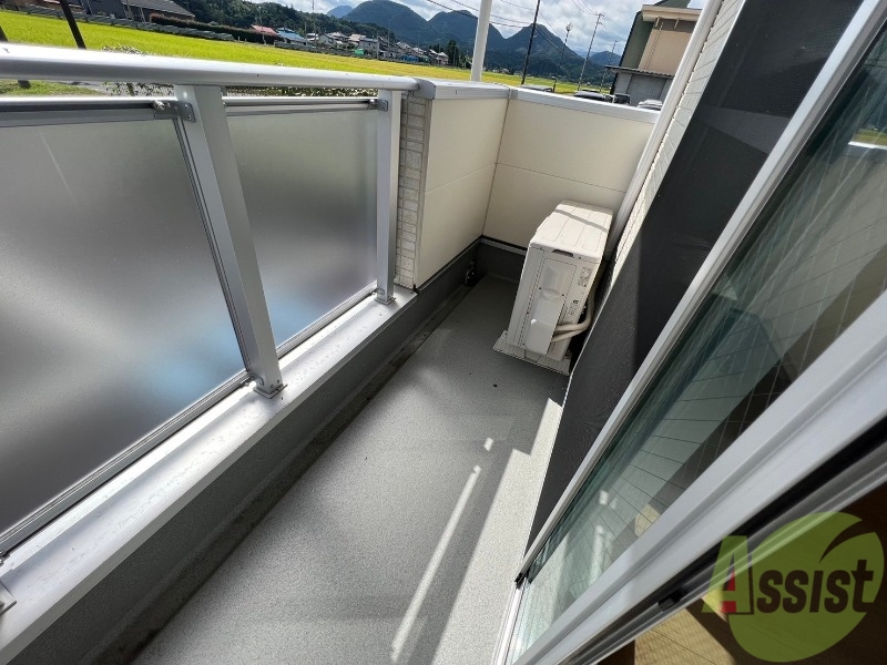 バルコニー　このバルコニースペースは洗濯物も問題なく干せそうですね。