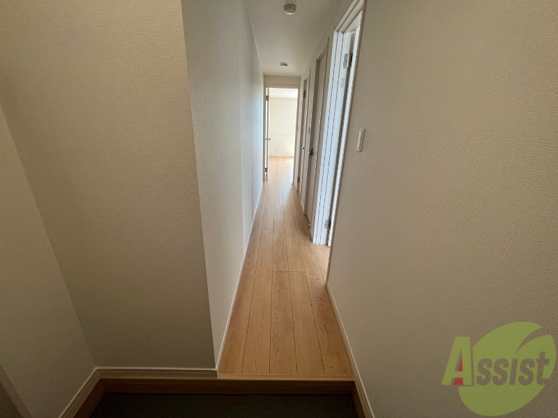 玄関　玄関から各居室へスムーズに行けそうですね。