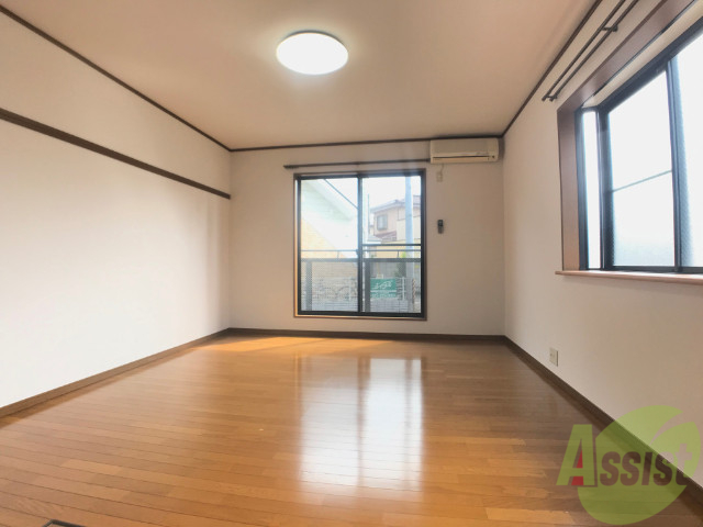 居室・リビング　明るい光が差し込む素敵なお部屋ですね～。