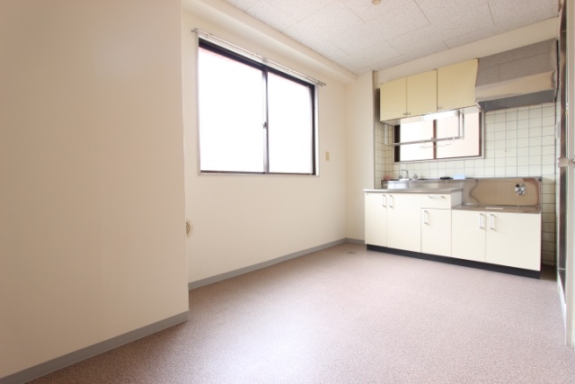 居室・リビング　同物件別号室の写真