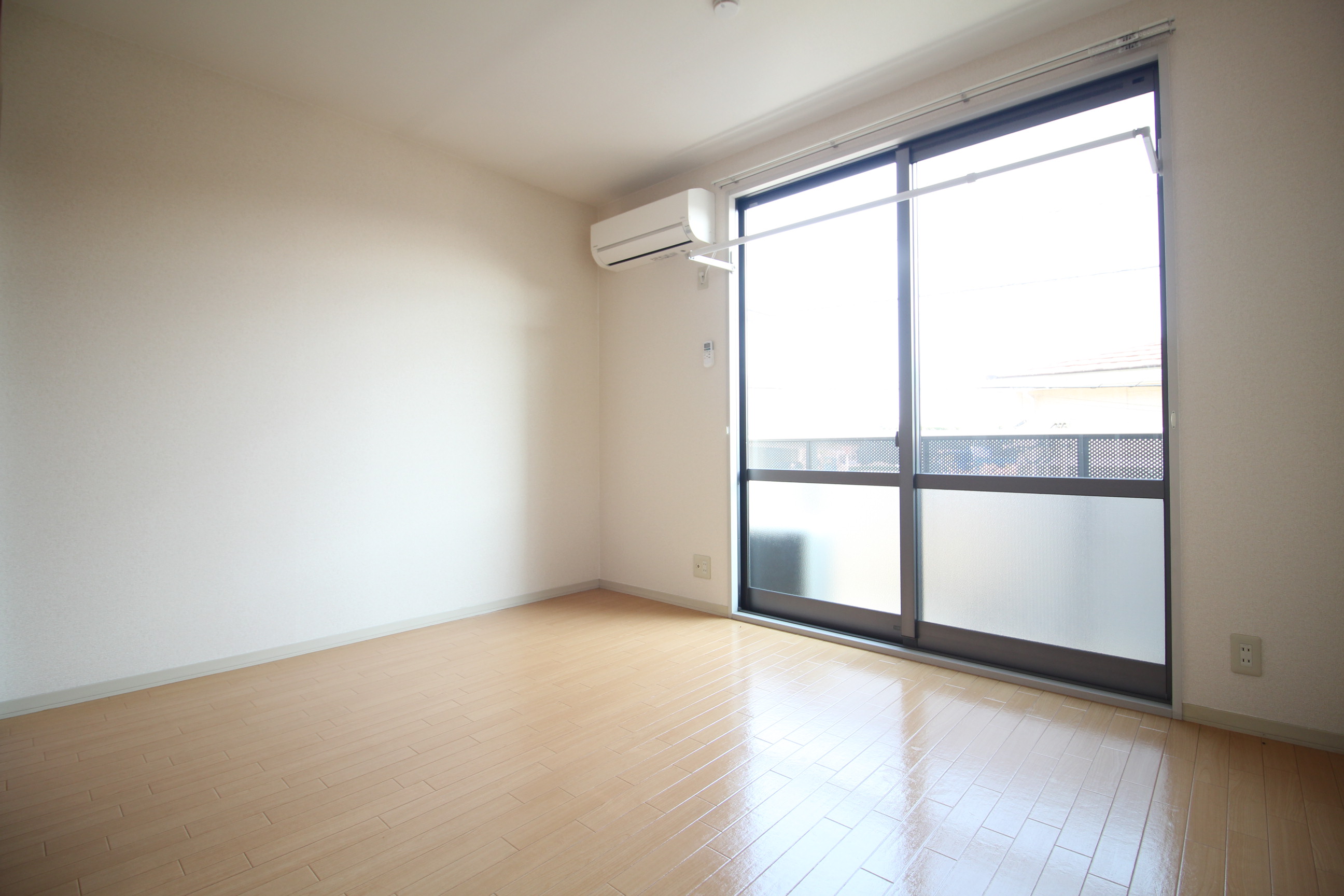 居室・リビング　エアコン完備の居室♪