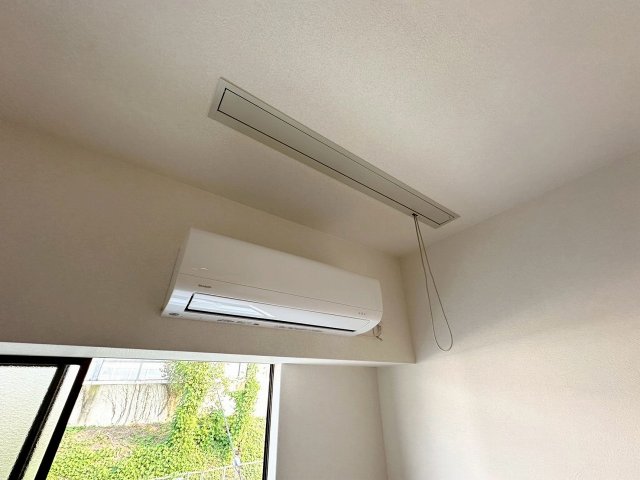 その他設備　エアコン、昇降式物干し付き