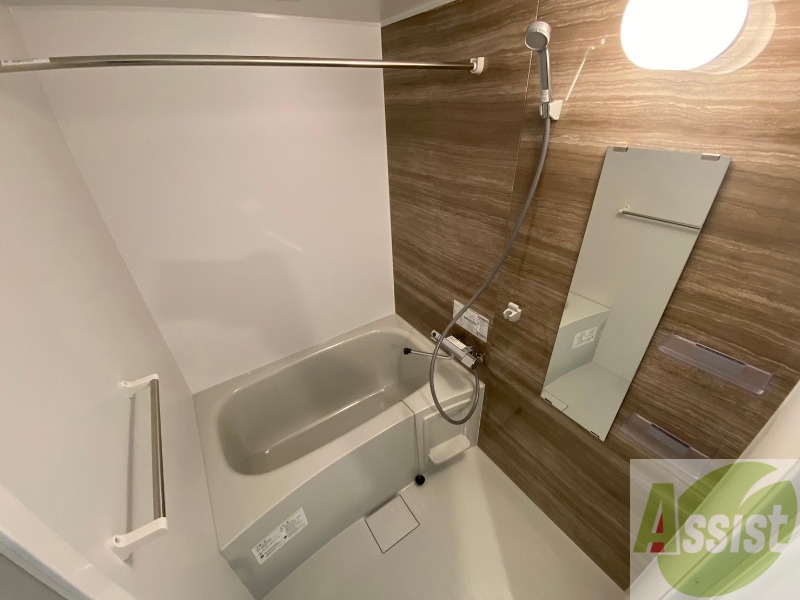 バス・シャワールーム　お風呂です。広々したバスでゆっくりくつろげます。