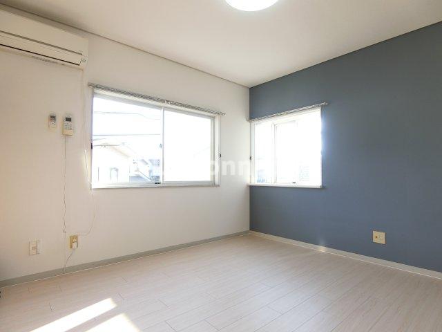 その他部屋・スペース　角部屋で２面に窓があります。