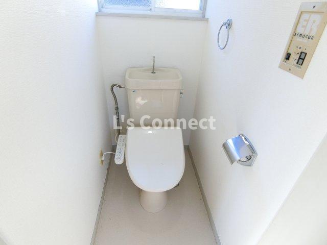 トイレ　温水洗浄便座付きのトイレ。