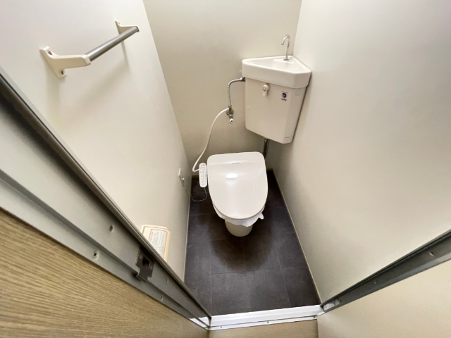 トイレ　温水洗浄便座付き。