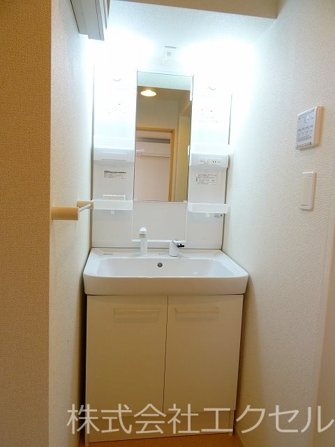 洗面設備　忙しい朝に嬉しいシャワー付洗面台です。