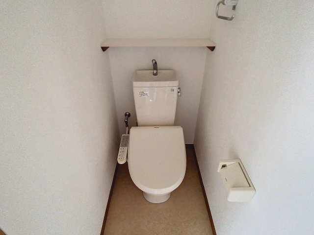 トイレ　掲載写真につきましては、同型モデルを掲載しておりますため、実