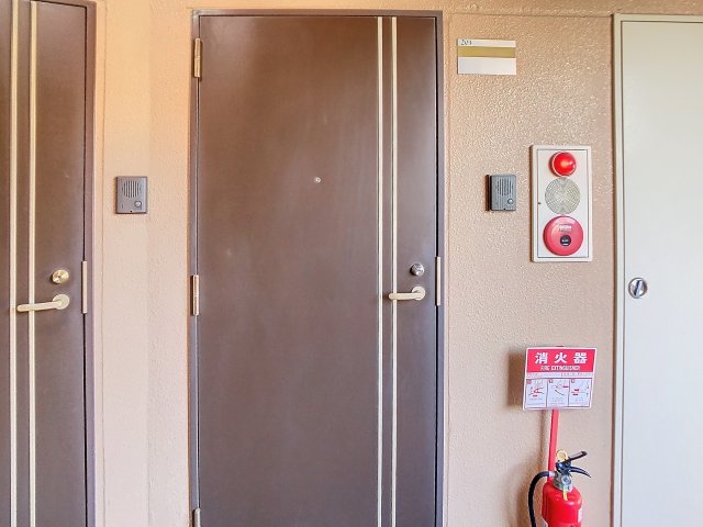 玄関　掲載写真につきましては、同型モデルを掲載しておりますため、実