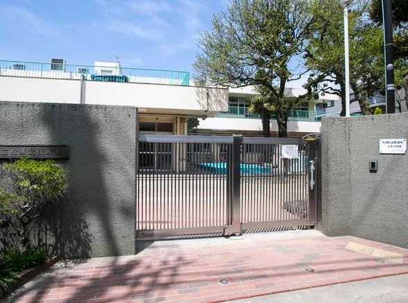 小学校　世田谷区立松原小学校（小学校）まで235m