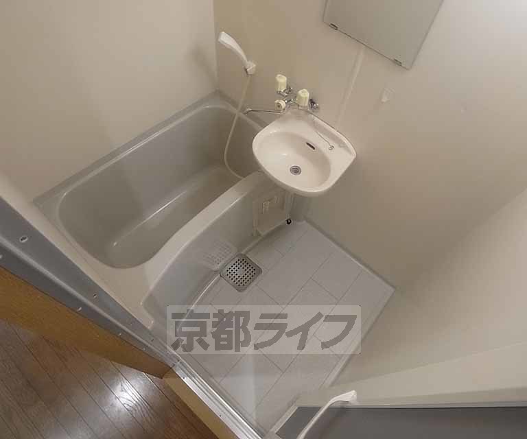 バス・シャワールーム　洗面の付いた浴室です。