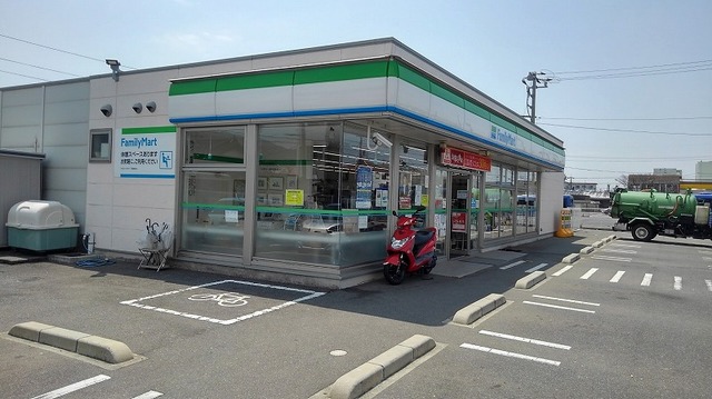 コンビニ　ファミリーマート（コンビニ）まで110m