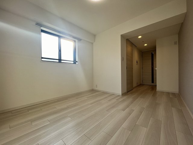 居室・リビング　同物件、別号室のものです。