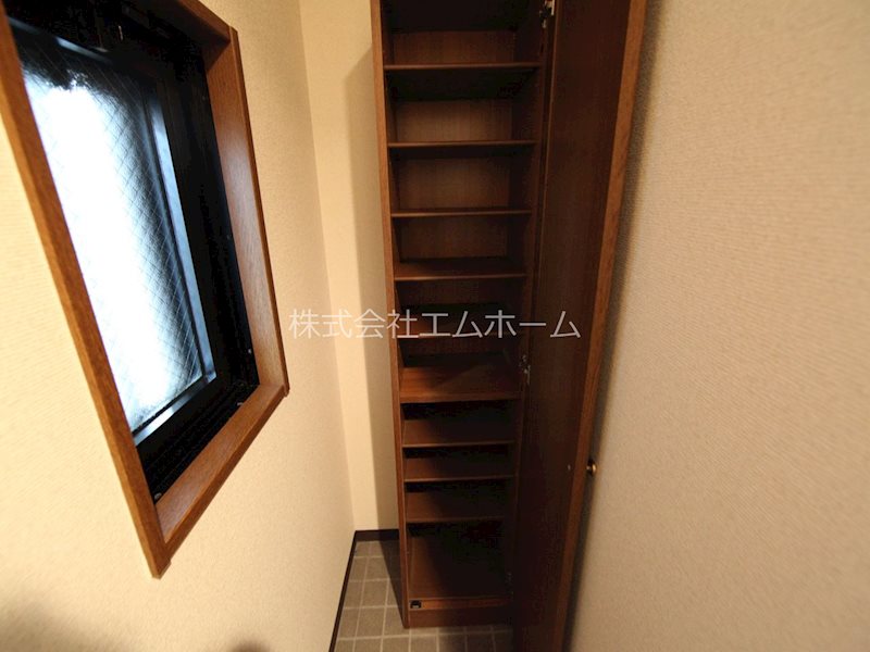 玄関　シューズボックス付（収納充実してます）