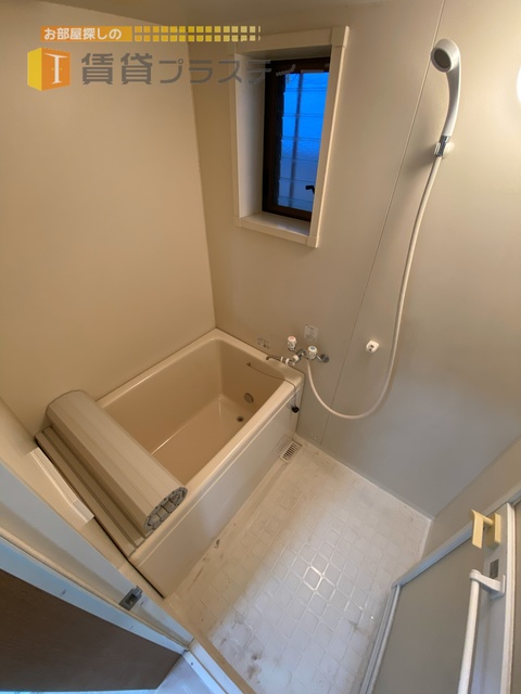 バス・シャワールーム　換気窓付きのバスルームです。