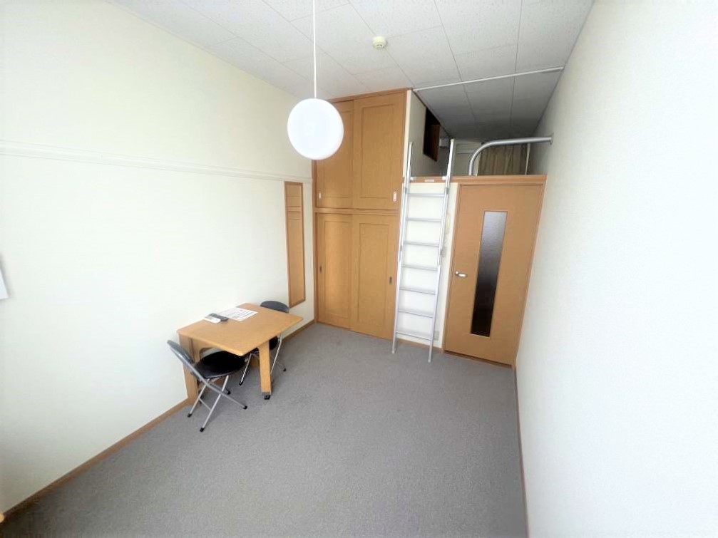 居室・リビング　ワイドな窓にて明るいお部屋