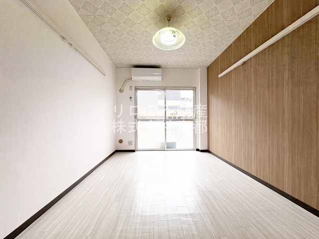 居室・リビング　アクセントクロス仕様で、お部屋をオシャレに演出してくれます♪