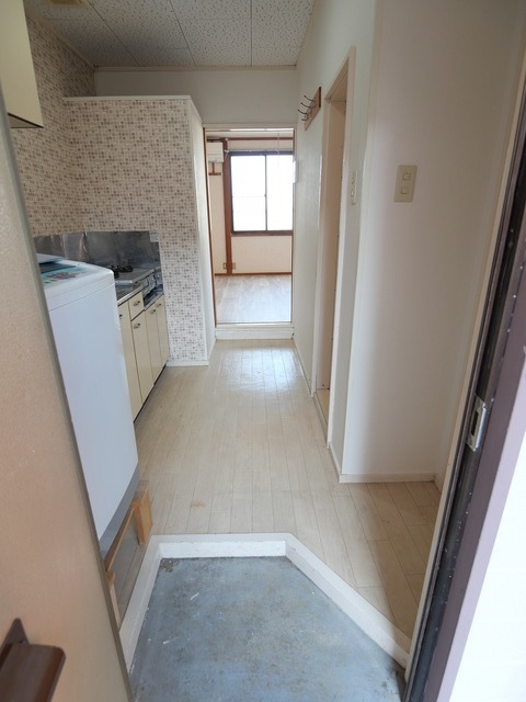 玄関　※別部屋の参考写真です。