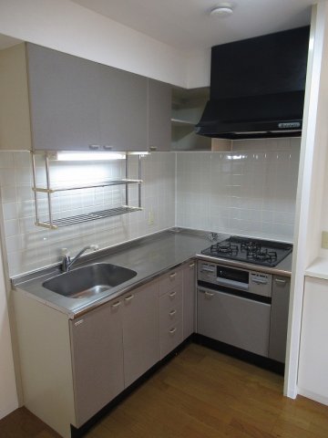 キッチン　調理に集中しやすい使い勝手の良いキッチン。収納スペースも確保