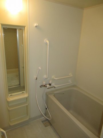 バス・シャワールーム　一日の疲れをゆっくり癒せる浴室は、清潔感のある落ち着いた空間