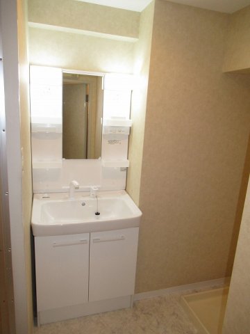 洗面設備　身支度や家事がスムーズに行える機能的な洗面スペース。収納も備