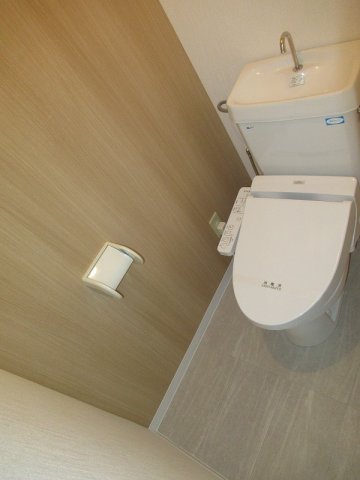 トイレ　清潔感のあるトイレ空間は、毎日気持ちよく使える設計。シンプル