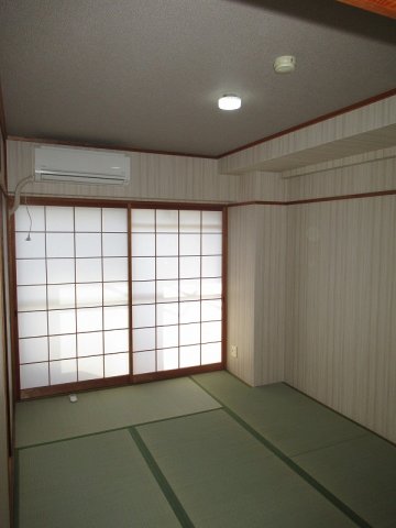 居室・リビング　落ち着きのある和室は、来客用やお子様の遊び場、くつろぎスペー