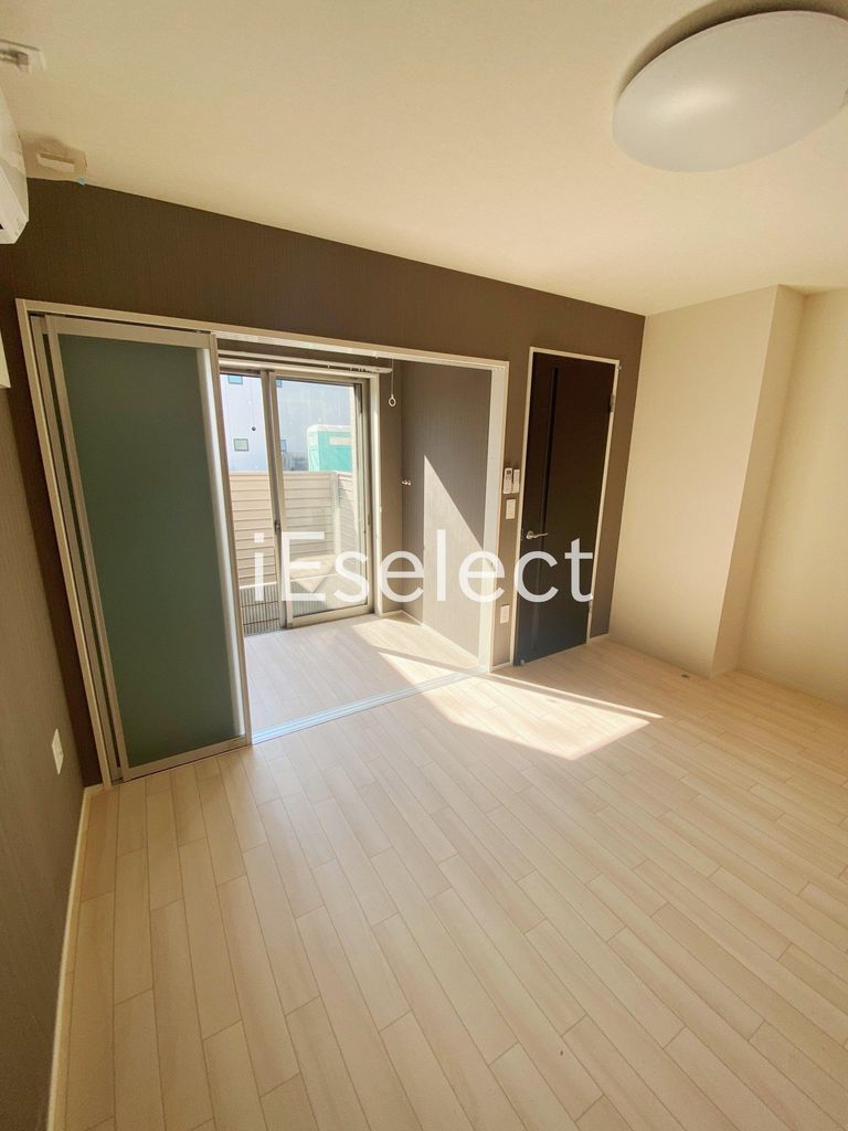 居室・リビング　サンルーム付きのお部屋です