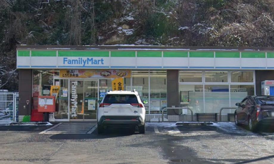 コンビニ　ファミリーマート 川平一丁目店（コンビニ）まで323m
