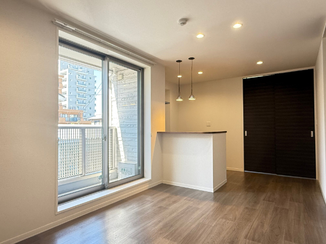 居室・リビング　（写真は別号室）