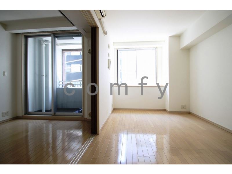 居室・リビング　ホワイト調のフローリング