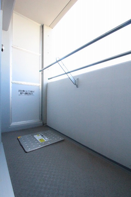 バルコニー　同物件別号室の写真です。