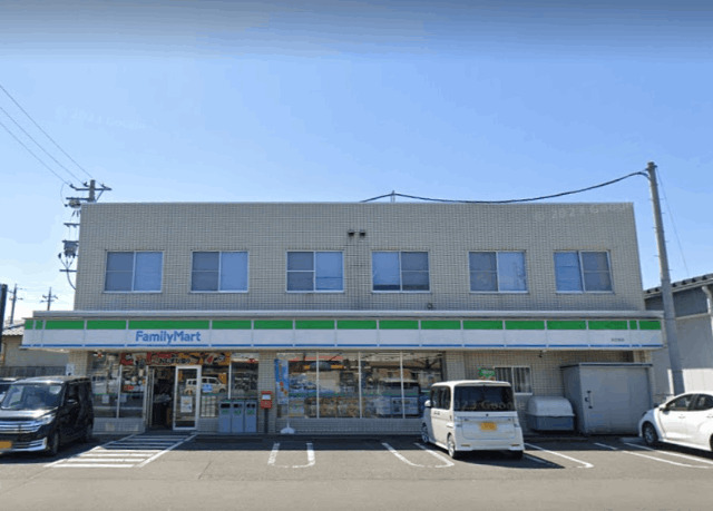 コンビニ　ファミリーマート新田塚店（コンビニ）まで74m