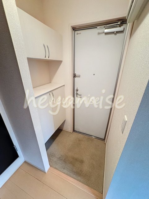 玄関　※写真は別号室です