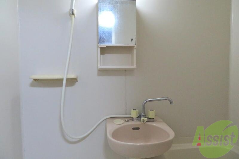 洗面設備　洗面台はお風呂と仲良し、鏡もついてて便利ですね