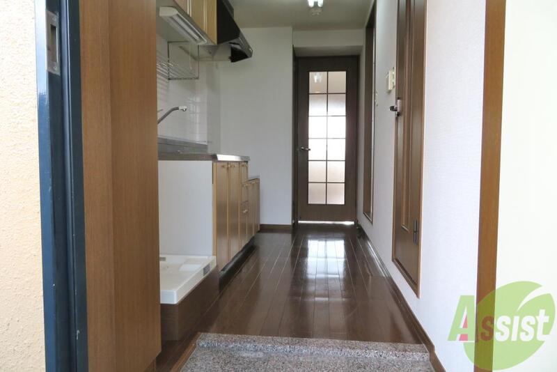 玄関　玄関を入ると右手がトイレとお風呂、正面がお部屋です