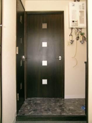 玄関　※写真は別号室です。