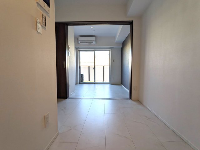 居室・リビング　落ち着いた色合いの床材を使用した居住空間です。