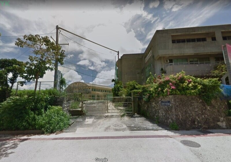 中学校　那覇市立安岡中学校（中学校）まで583m