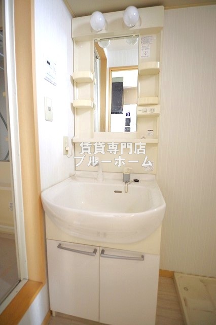 洗面設備　洗面所も収納豊富！