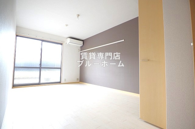 居室・リビング　9.4帖の明るい洋室！