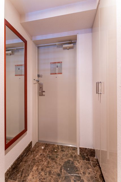 玄関　※別部屋の参考写真です。