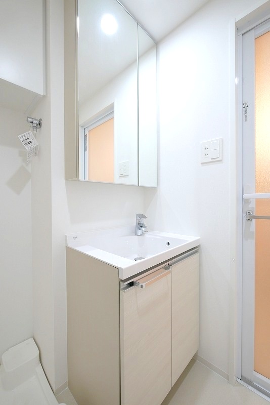 洗面設備　明るい色調の室内です