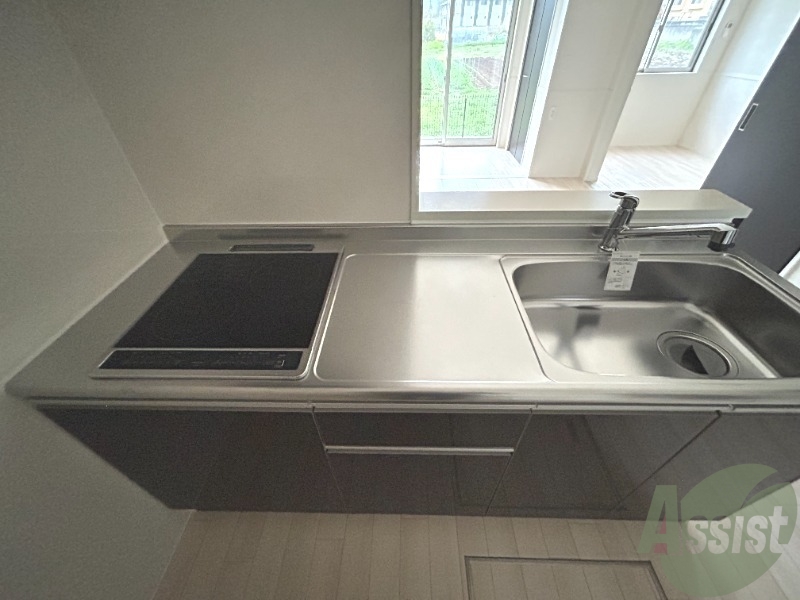 キッチン　キッチンはＩＨクッキングヒーターになっています。