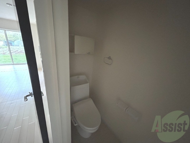 トイレ　嬉しいウォシュレット機能付きです。シャワートイレは便利ですね