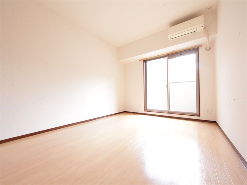 バルコニー　洋室8.3帖　エアコン完備　バルコニー