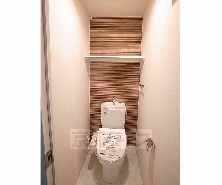 トイレ　ウォシュレット付き。