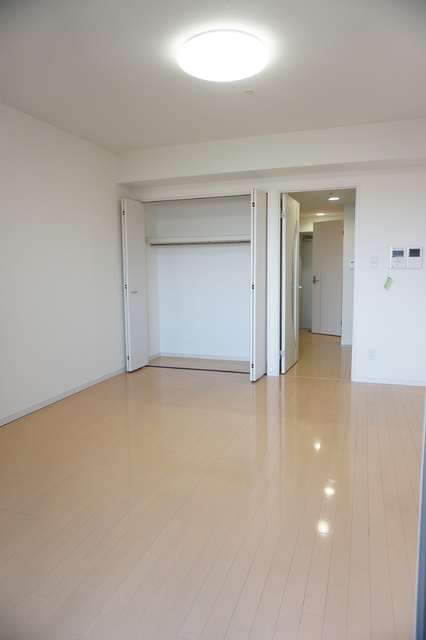 その他部屋・スペース　★洋室９．７帖です！便利な収納付きです★