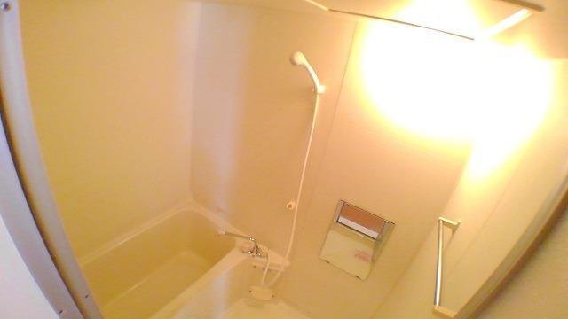 バス・シャワールーム　コンパクトで使いやすいお風呂です