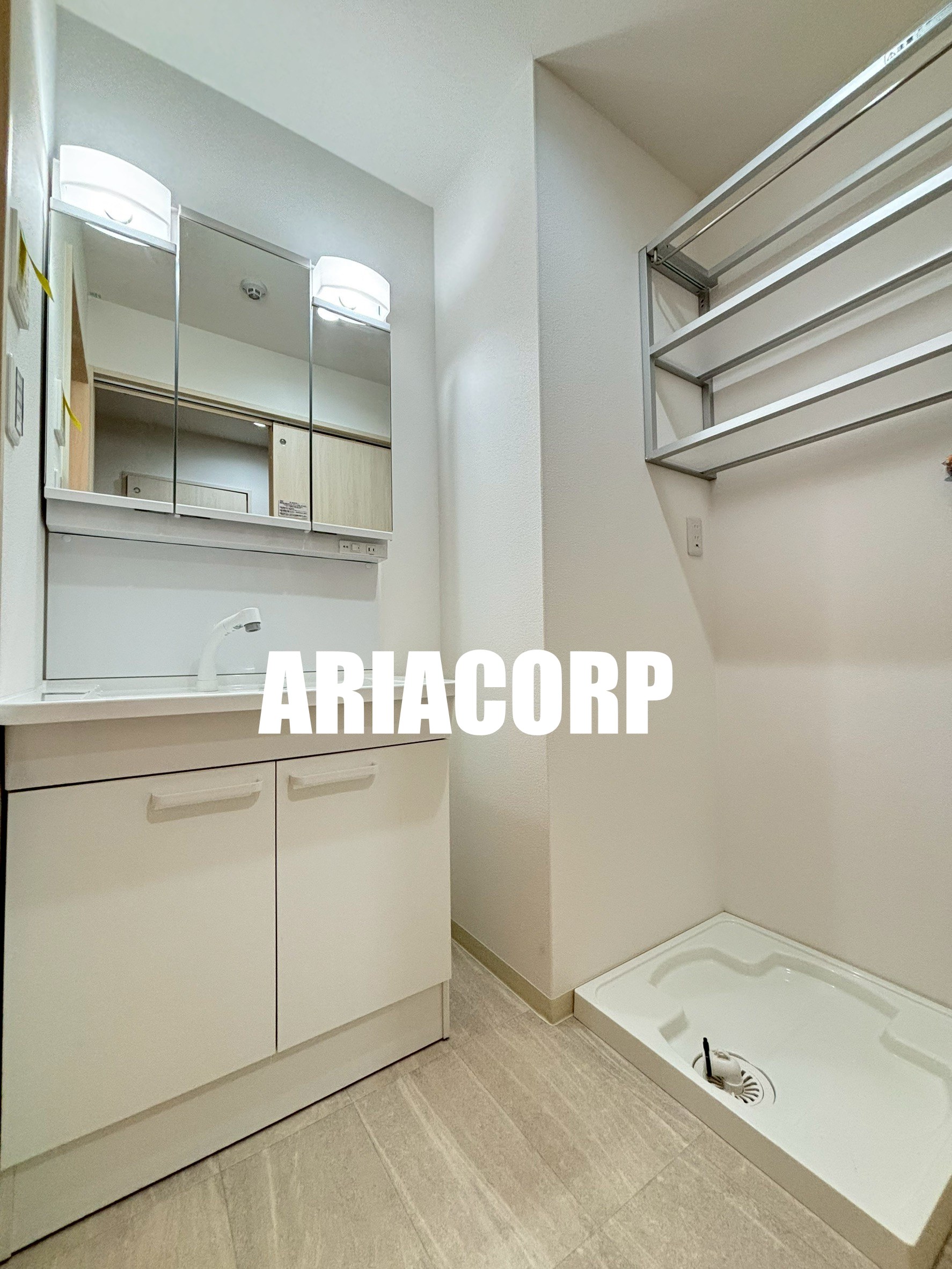 洗面設備　シャワーヘッドタイプの独立洗面台を採用♪